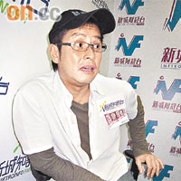  譚詠麟繼續負腳傷到電台受訪。
