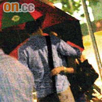 張嘉兒在雨傘遮掩下，攬着「威廉王子」索吻。