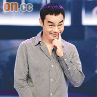  劉青雲在台上扮鬼臉，令觀眾笑不攏嘴。