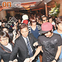  朴政珉、許永生與金奎鐘前晚返酒店時，被Fans包圍。