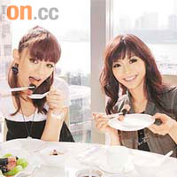 椋名凜(右)和知夏子品嘗素菜,大快朵頤。