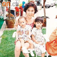 母親寇鴻萍讓兩姊妹過着幸福快樂的童年。