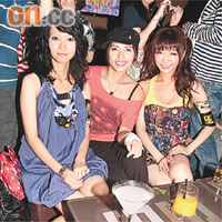 身穿低胸裙的Rin（右起），與可嵐及Chita齊齊出席酒吧騷。