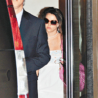  日前Britney離開酒店時，身形已見圓碌碌，在巴黎騷上，給觀眾「驚喜」！(Getty Images圖片）