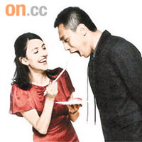  劉燁與太太玩互餵，十分搞笑。