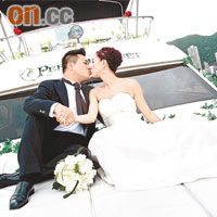 陳沛嘉與老公在船上啜嘴，浪漫滿瀉。