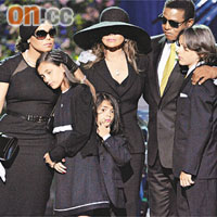  樂壇天王MJ上月猝死，遺下3名子女，幸得MJ家人代為照顧。	