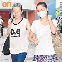  Mandy Lieu（右）陪友人到醫院求診。