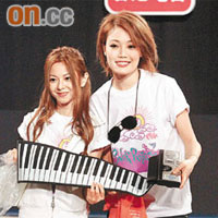 祖兒（右）獲日本歌姬倉木贈送摺合式鋼琴作見面禮。