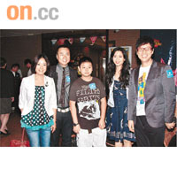 黎耀祥一家三口（左起）與沙田麗豪酒店集團執行董事羅寶文及陳志雲出席活動。