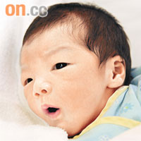  只有七日大的小劉昇表情多多，不時「O」嘴。