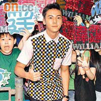 「少女殺手」陳偉霆到旺角宣傳，吸引大批歌迷到場支持。