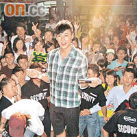 林峯到越南會Fans，場面哄動。