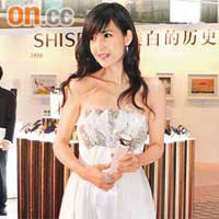 Vivian身穿Tube Dress出席宣傳活動，艷光四射！