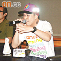  MC Jin懶理滿場年輕人，即興邊Rap邊爆粗。