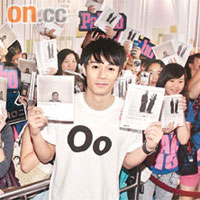 為新書舉行簽名會的周柏豪，有大批Fans支持。