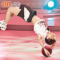  陳偉洪表演籃球舞贏得最多票數。