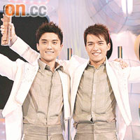 陳偉洪（左）與許家傑拿着冠軍獎座，眉飛色舞！