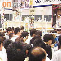  不少市民排隊購買Baby的寫真海報。