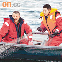  家輝遊芬蘭，跟漁民出海釣魚。
