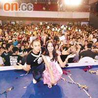 小天與陳喬恩在廣州舉行Fans聚會，場面墟冚！