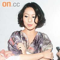  所謂「見過鬼怕黑」，鄭融接受訪問時不忘以雙手護胸！