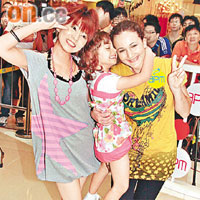  下川美娜（左）到apm出席活動，吸引不少外國Fans捧場。