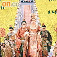 《滿城盡帶黃金甲》在明清宮苑取景，並在宮殿前的空地鋪滿菊花。