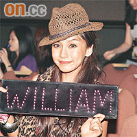  Angelababy早前手持的「William」名牌，原來是她親手所做。	資料圖片