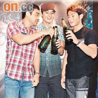  古天樂（右起）、吳彥祖和劉青雲開香檳慶祝，開懷暢飲一番。