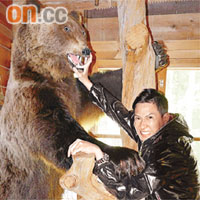  家輝探訪一個芬蘭家庭，與屋內的「黑熊」合照。