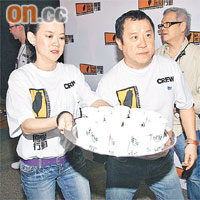 曾志偉與女兒曾寶儀在後台派水，慰勞一班工作人員。