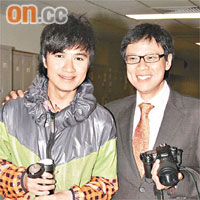  古巨基（左）成為陳志雲拍照對象，令他大惑不解。