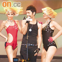  黃曉明首度來港參演音樂會，與女Dancer大跳辣舞。
