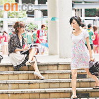  剛巧校園正舉行迎新活動，場面熱鬧，更顯得Melody獨憔悴，而女同學路過亦當她透明。