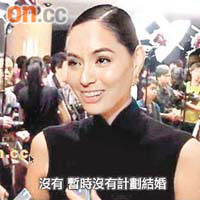 穿上黑色迷你旗袍的Ana R.，大騷白滑長腿。