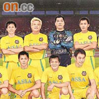 05年明星足球隊對杭州綠城隊，大傻與譚詠麟、曾志偉及羅家英等出戰。