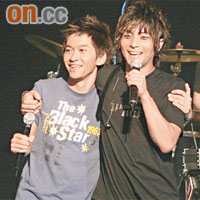  周國賢（右）與少爺占兩隊樂隊同台Jam歌，High爆全場。