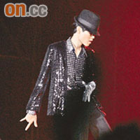 以MJ打扮出場的方大同，大跳偶像的經典舞步。