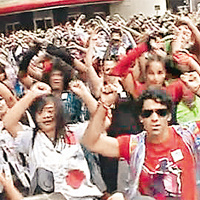英國<br>英國倫敦萊斯特廣場有500 Fans扮成喪屍大跳MJ《Thriller》舞步，搞手聲稱破了最多人同時跳該舞的世界紀錄。