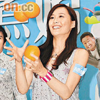  陳法拉昨日出席活動時表演拋橙。