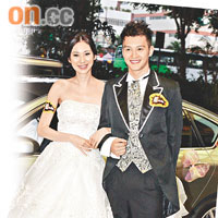  吳浩康與莊思敏獲安排坐車出場，十足十預演婚禮。