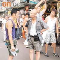 霆鋒（左）和劉家輝在鴨寮街拍戲，吸引途人圍觀。