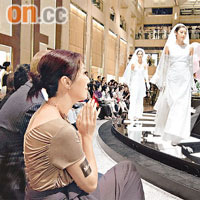 千嬅在台下看着「老闆娘」樂基兒行騷。