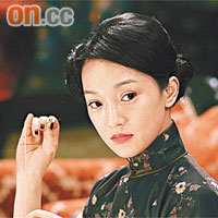 被傳大肚的周迅在新片《風聲》中的造型。