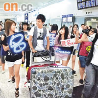  大批Fans接機，令張雁名又驚又喜！