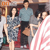 劉嘉玲（左起）、李亞鵬和王菲晚飯後一同離開。