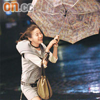  首次見識颱風威力的貢米，手中的雨傘被強風吹反。