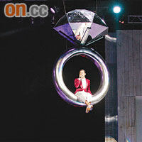  林海峰坐在巨型鑽戒空降舞台，並唱出老婆彭羚的《小玩意》。
