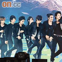 韓庚（右起）、崔始源、恩赫和東海率領Super Junior勁歌熱舞，冧暈來自港、日、韓等地樂迷。